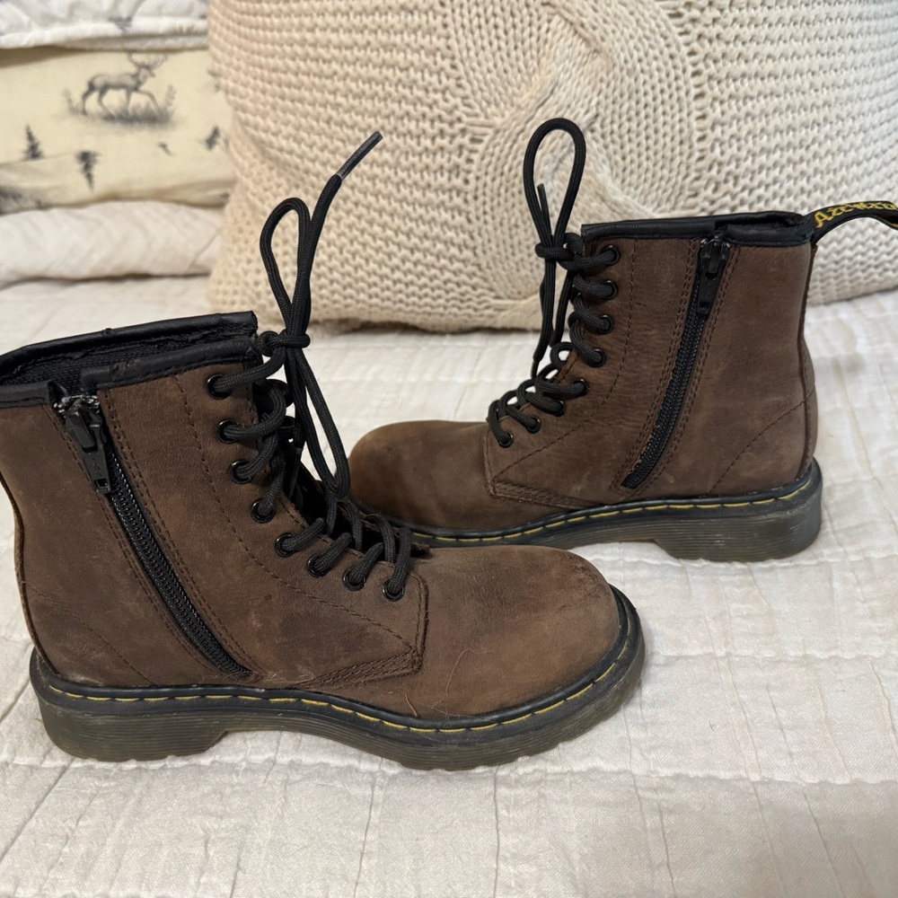 Dr Marten kids Delaney Brown size US 1 Classic Style EUC - Picture 9 of 12